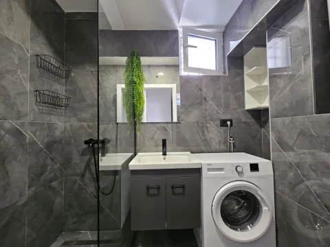 Moderne kupatilo sa tuš kabinom, umivaonikom i mašinom za veš. - image 2