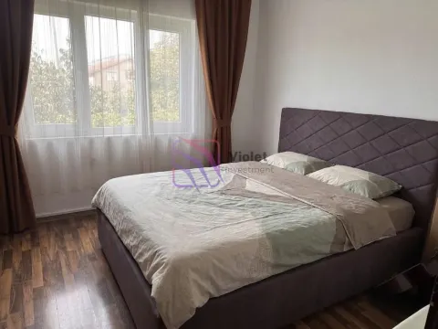 Namještena spavaća soba sa velikim bračnim krevetom i prozorom. - image 12