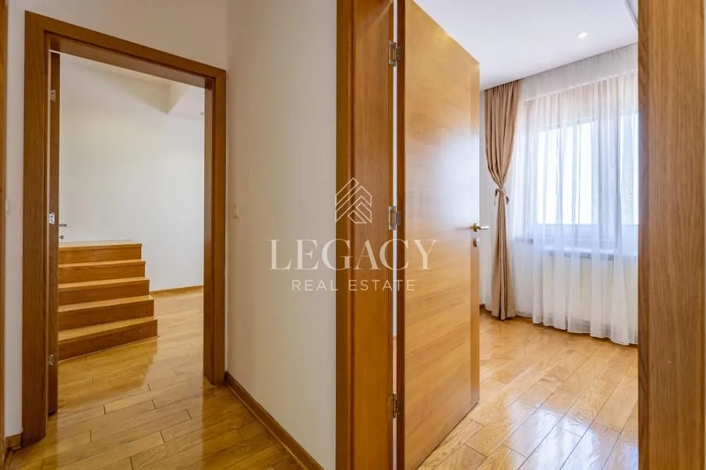 Prodaja, četvorosoban stan, 140m², Šumice, Beograd