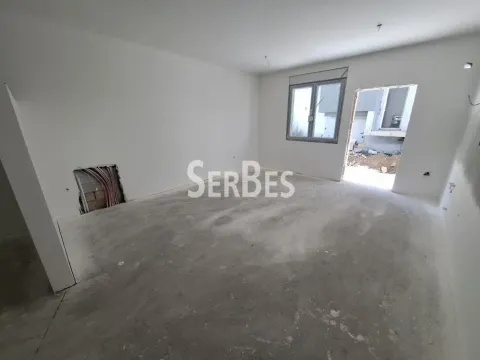 Prazna prostorija u izgradnji sa belim zidovima i prozorima. - image 3