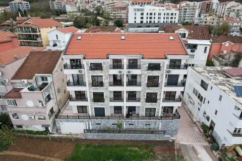 Pogled iz vazduha na fasadu stambene zgrade sa terasam i okruženjem. - image 7