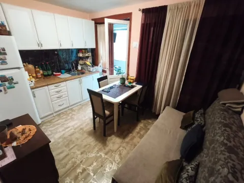 Manja kuhinja sa trpezarijskim stolom i sofom. - image 8