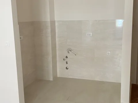 Izdavanje, jednosoban stan, 40m², Central Point, Podgorica - image 2