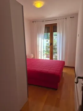 Spavaća soba sa bračnim krevetom i izlazom na terasu. - image 8