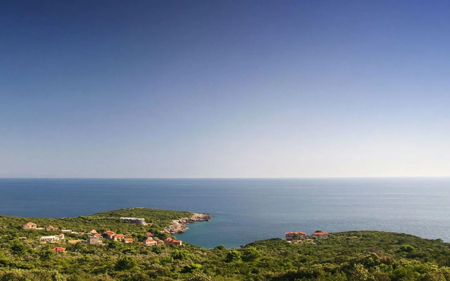 Prelijep pogled na otvoreno more i prirodu sa nekretnine.