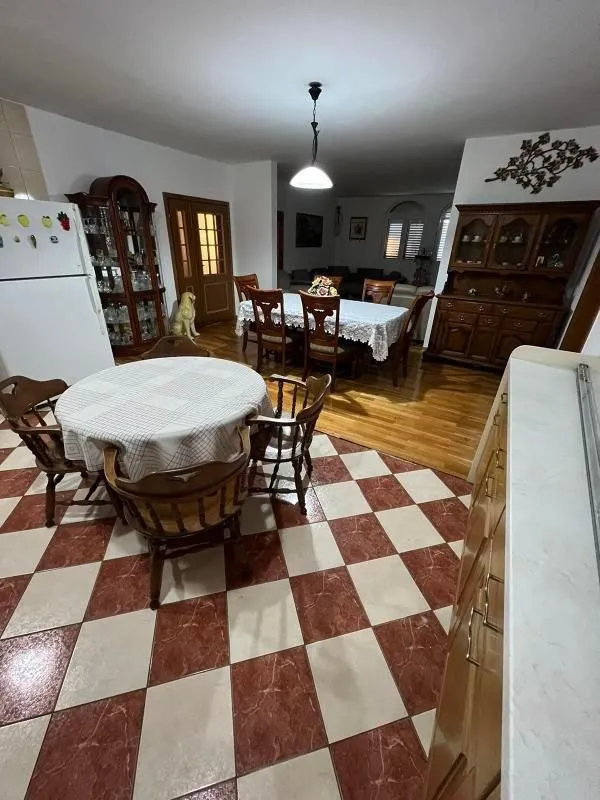 Izdavanje, kuća, 400m², Zlatica, Podgorica