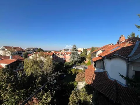 Pogled sa prozora na okolne kuće i zelenilo. - image 3
