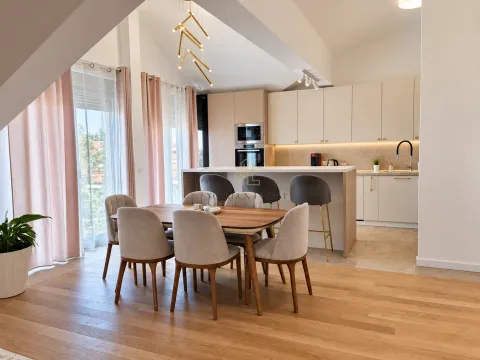 Moderna kuhinja sa trpezarijom i šankom u potkrovlju. - image 3