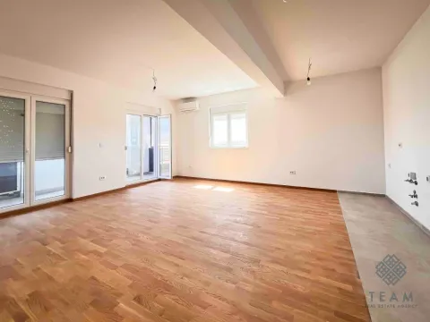 Prodaja, trosoban stan, 106m², Stari Aerodrom, Podgorica - image 3