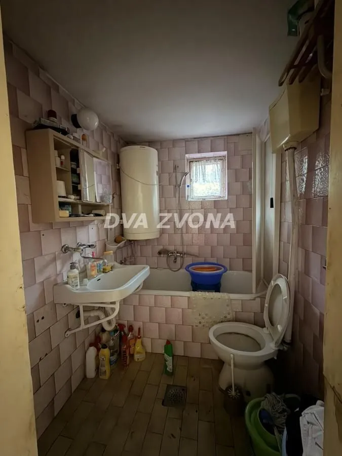 Manje kupatilo sa kadom, umivaonikom i toaletom.