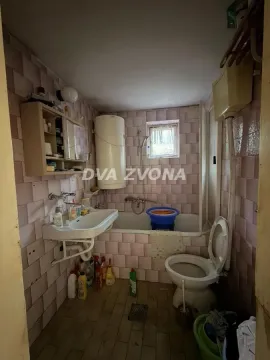 Manje kupatilo sa kadom, umivaonikom i toaletom. - image 10