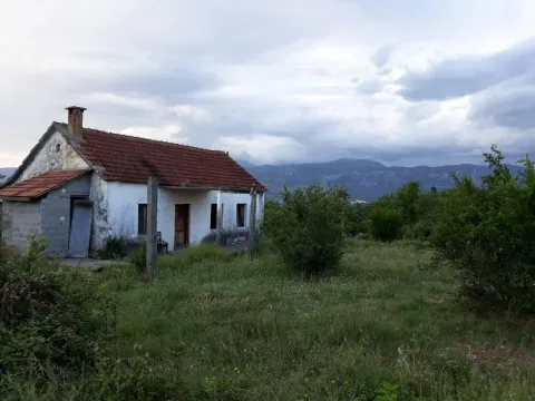 Stara prizemna kuća na prostranom placu sa pogledom na planine. - image 2