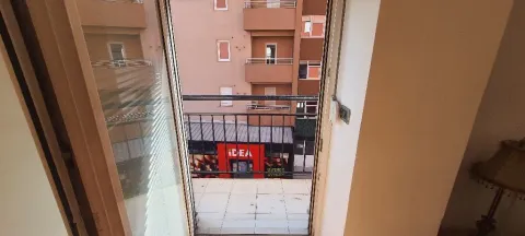 Pogled sa balkona na okolne zgrade i ulicu. - image 12