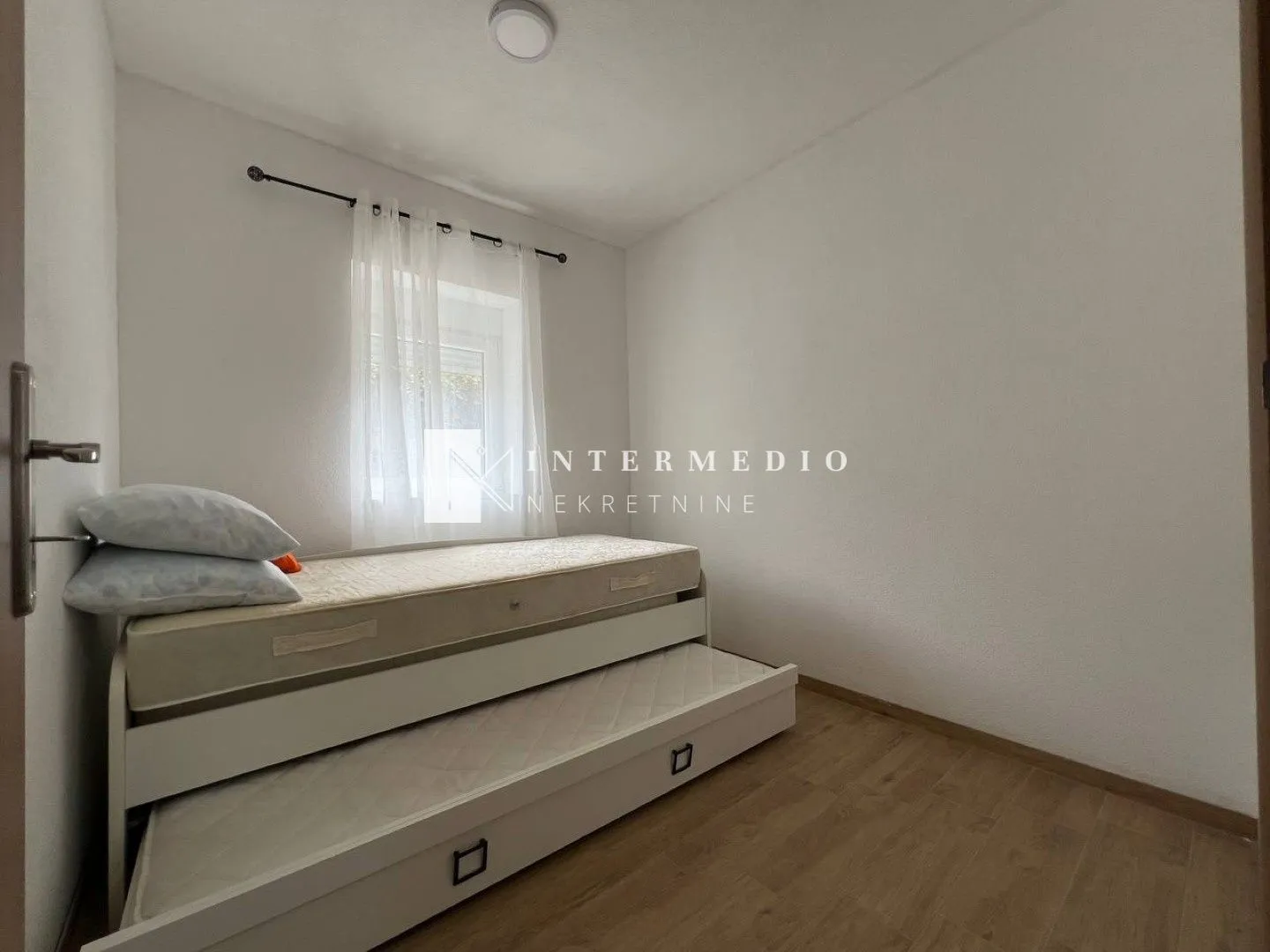 Izdavanje, dvosoban stan, 80m², Zelenika, Herceg Novi