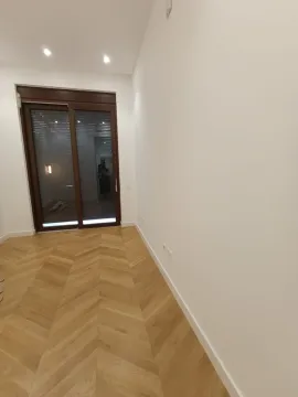 Prazna soba sa parketom i balkonskim vratima. - image 19