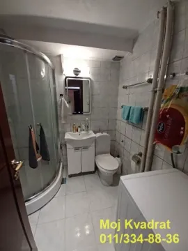 Manje kupatilo sa tuš kabinom, umivaonikom i toaletom. - image 11