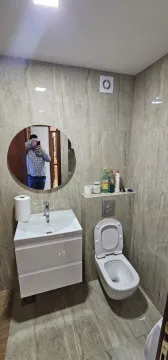 Moderno kupatilo sa lavaboom i ogledalom. - image 11
