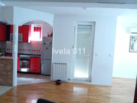 Pogled iz dnevne sobe ka kuhinji i balkonskim vratima. - image 4