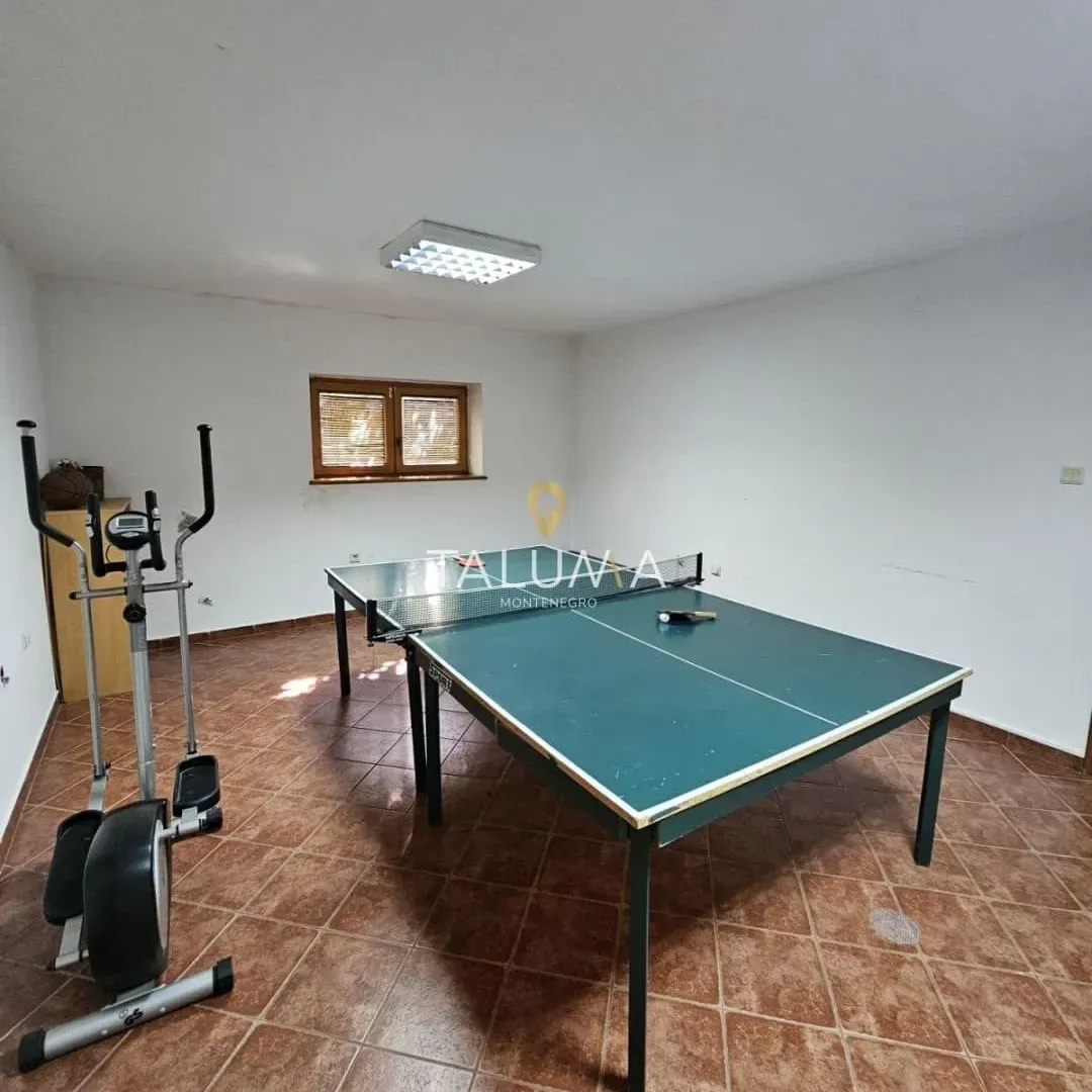Izdavanje, kuća, 300m², Masline, Podgorica