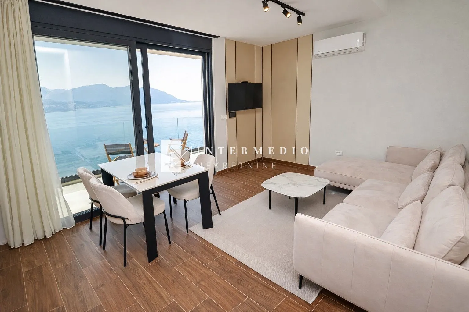 Prodaja, dvosoban stan, 59m², Njivice, Herceg Novi