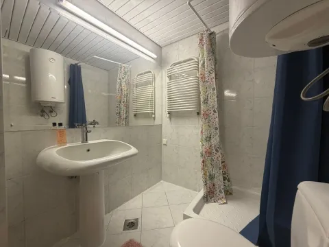 Kompaktno kupatilo sa umivaonikom, tuš kabinom i bojlerom. - image 7