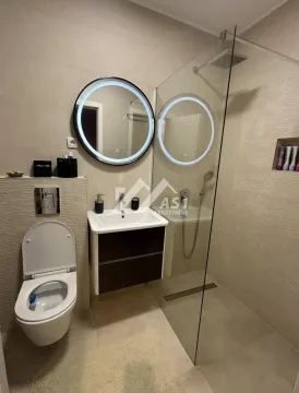 Moderno kupatilo sa tuš kabinom, umivaonikom i ugradnom wc šoljom. - image 8