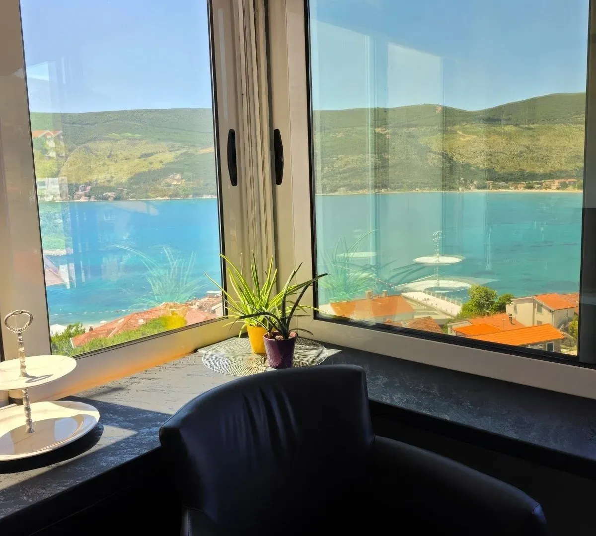 Izdavanje, dvosoban stan, 70m², Topla, Herceg Novi