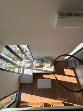 Pogled odozgo na svijetli dnevni boravak sa garniturom i velikim prozorima. - image 3