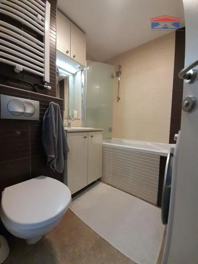 Prodaja, četvorosoban stan, 70m², Bulevar Oslobodjenja, Novi Sad Sve Podlokacije