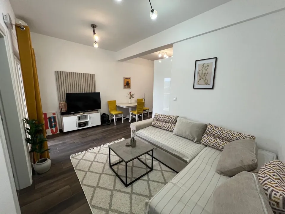 Izdavanje, dvosoban stan, 56m², Tivat, Crna Gora