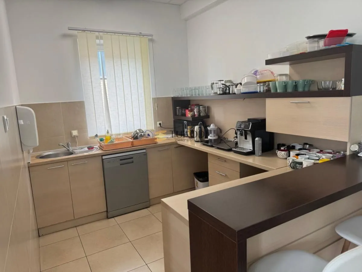 Rent, office space, 780m², Novo naselje, Novi Sad