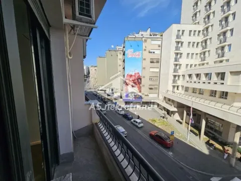 Pogled sa balkona na gradsku ulicu i okolne zgrade. - image 14