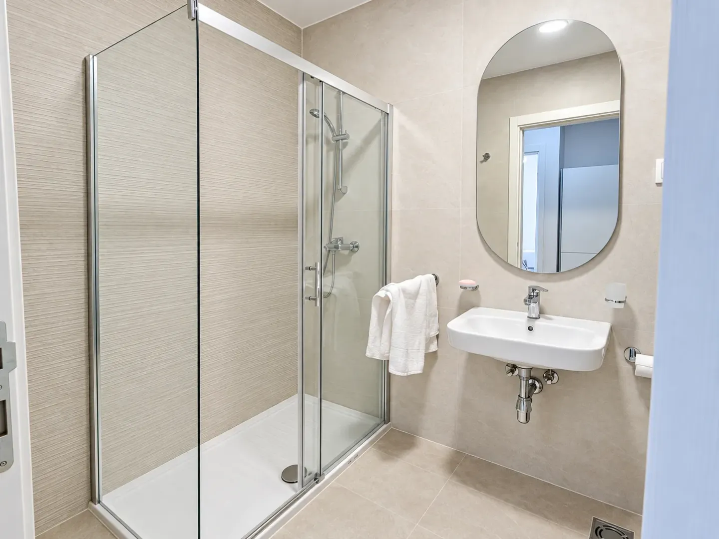 Modern bathroom with a shower cabin and a washbasin.