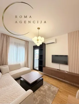 Moderan i svetao dnevni boravak sa garniturom i TV-om. - image 8