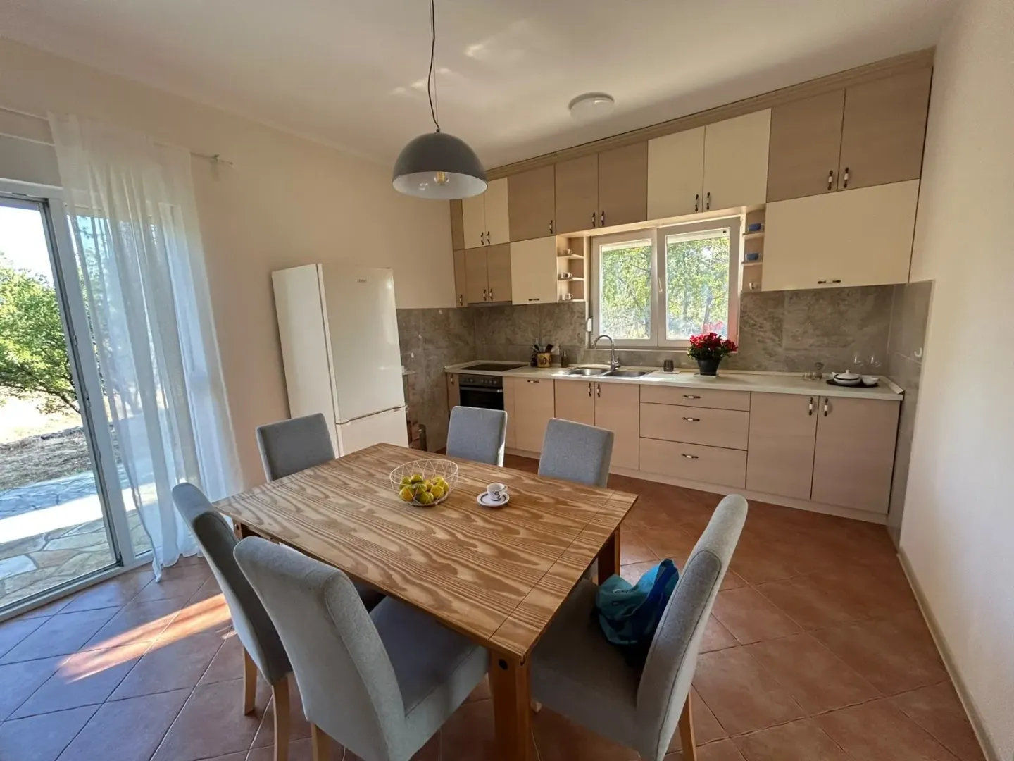 Spacious kitchen with a dining area and access to the terrace.