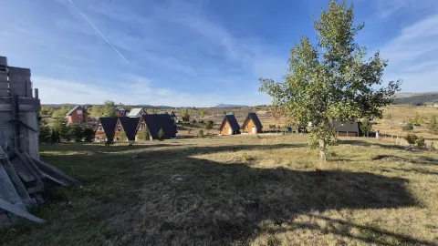 Pogled na drvene vikendice i okruženje. - image 8