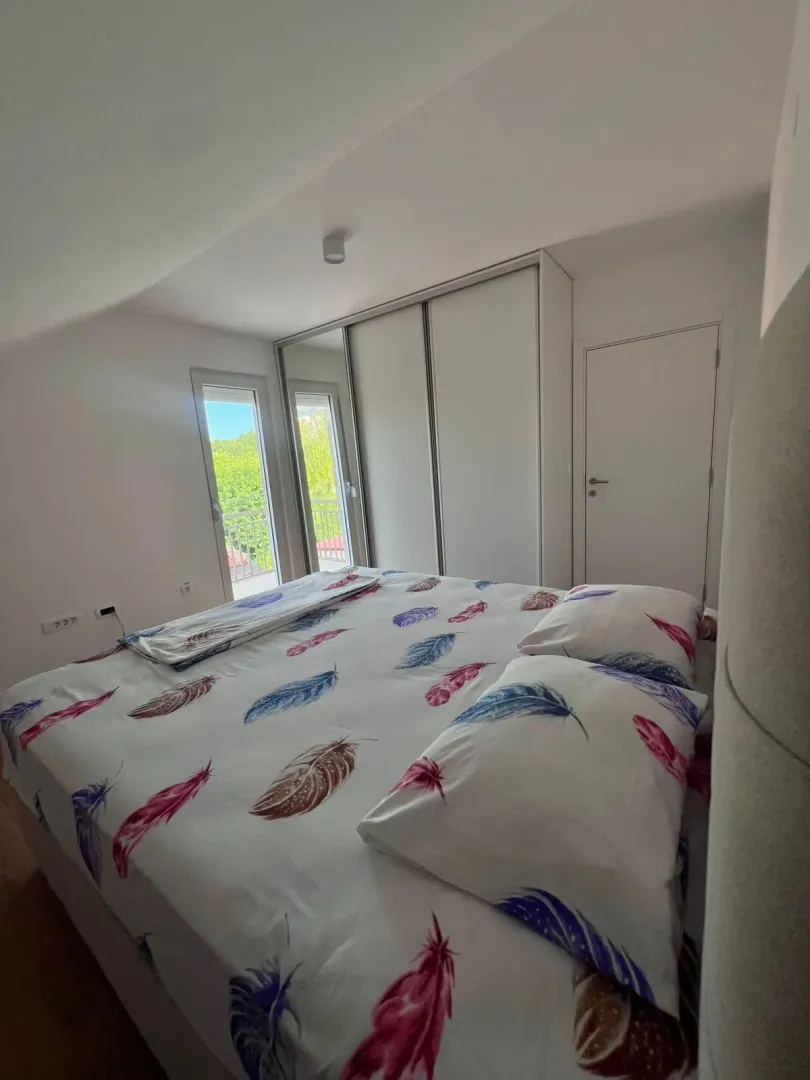 Izdavanje, trosoban stan, 106m², Cetinje, Crna Gora