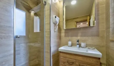 Moderno opremljeno kupatilo sa tuš kabinom i umivaonikom. - image 14