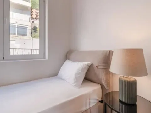 Rent, two bedroom apartment, 75m², Budva, Crna Gora - image 11