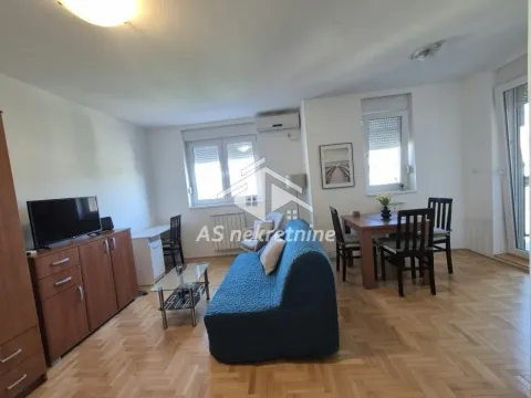 Dnevna soba sa garniturom, TV komodom i trpezarijskim stolom. - image 4
