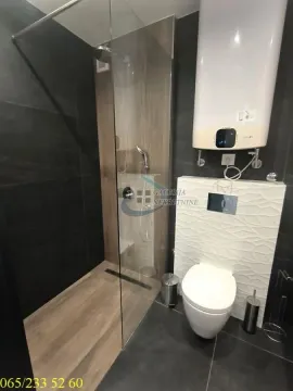 Moderno kupatilo sa tuš kabinom i wc šoljom. - image 13