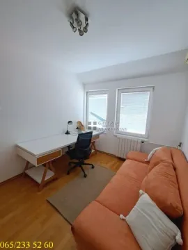 Manja soba opremljena kao radna soba sa kaučem i radnim stolom. - image 10