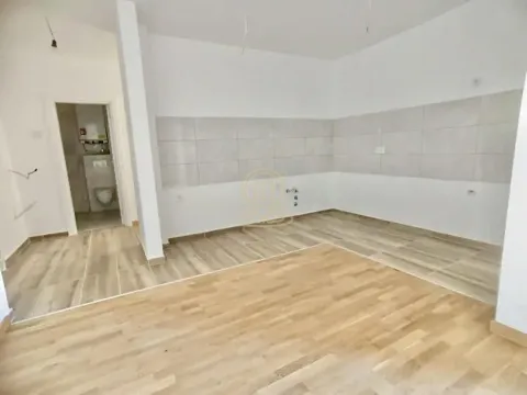 Nenamješten dio kuhinje sa keramičkim pločicama i drvenim podom. - image 5