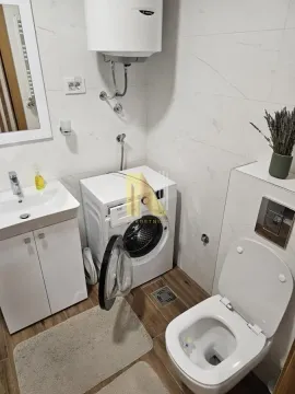 Manje kupatilo sa veš mašinom, umivaonikom i toaletom. - image 8