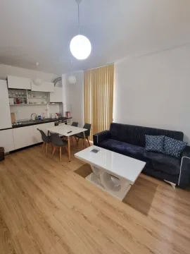 Dnevni boravak sa trpezarijom i kuhinjom u otvorenom prostoru. - image 5