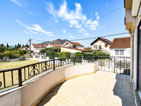 Izdavanje, kuća, 185m², Tološi, Podgorica - image 11