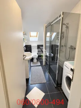 Kupatilo sa tuš kabinom, WC šoljom, umivaonikom i veš mašinom. - image 12