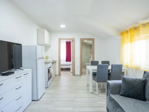 Izdavanje, jednosoban stan, 40m², Radanovići, Kotor - image 6