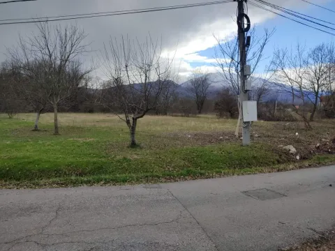 Pogled na plac sa stablima i putem u prvom planu. - image 6