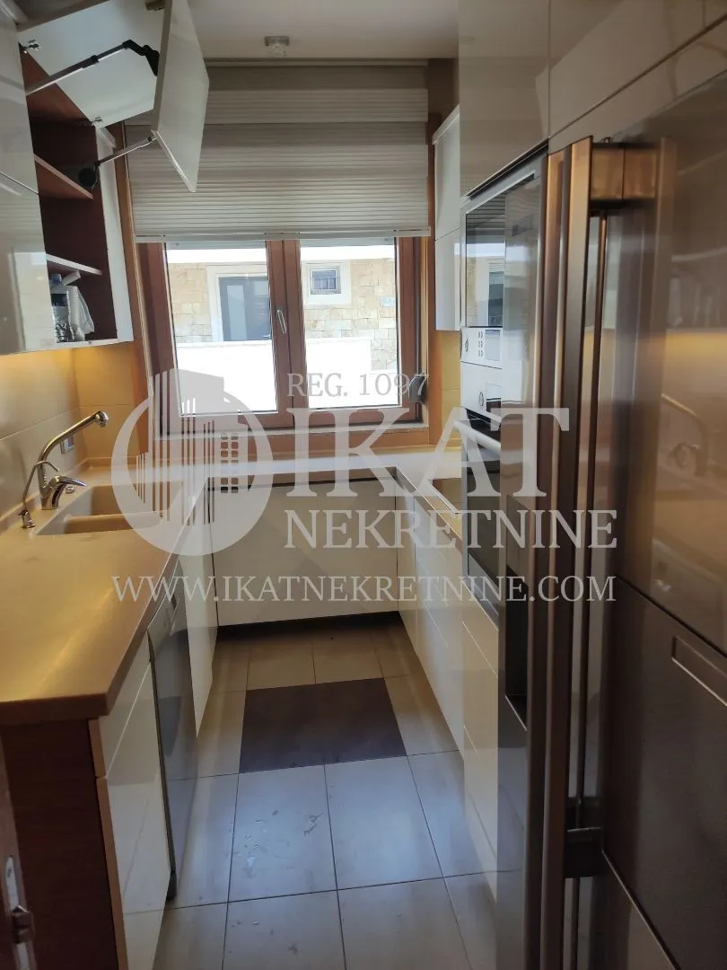 Izdavanje, kuća, 242m², Banovo Brdo, Beograd